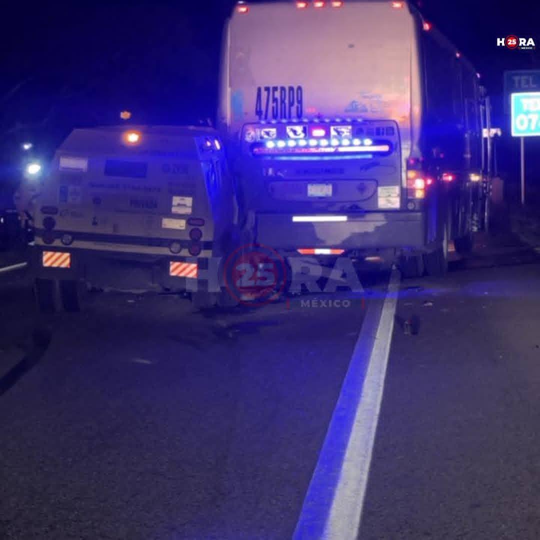 Camioneta de valores choca contra autobús de turismo en la autopista cerca de Huitzo
