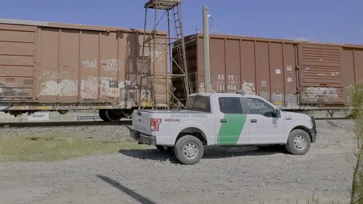 La MIGRA rescata a inmigrantes encerrados en tren bajo altas temperaturas en Texas