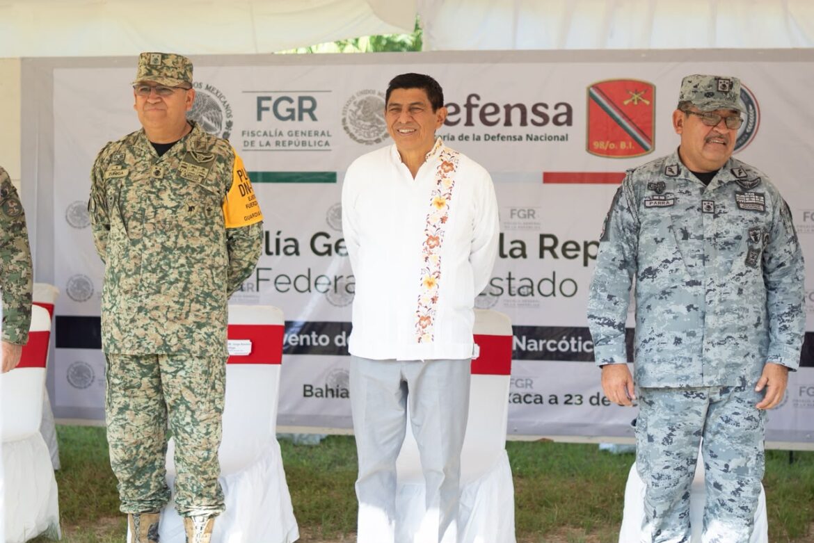 Salomón Jara atestigua incineración de narcóticos en Santa María Huatulco