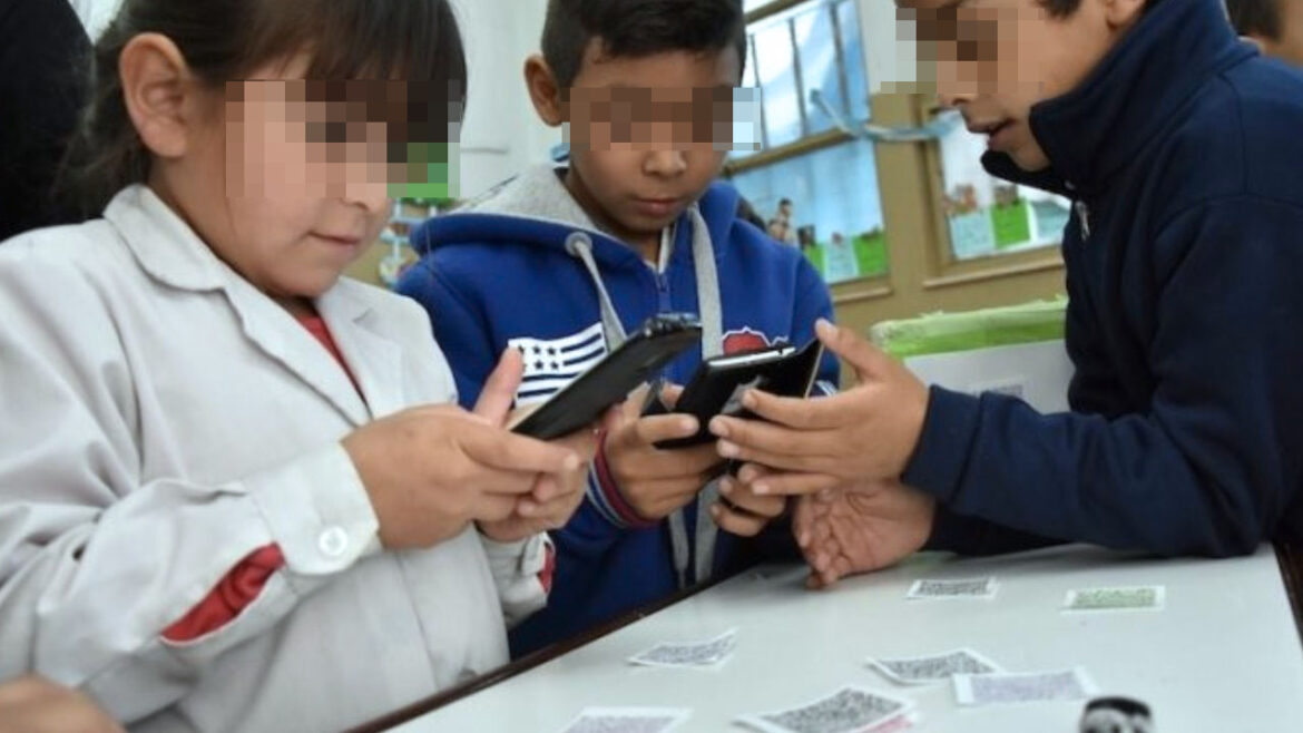Senado aprueba restricción al uso de celulares en escuelas básicas de México