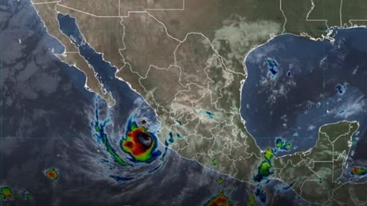 Huracán Simón mantiene en alerta a comunidades del Pacífico mexicano por lluvias intensas y oleaje peligroso